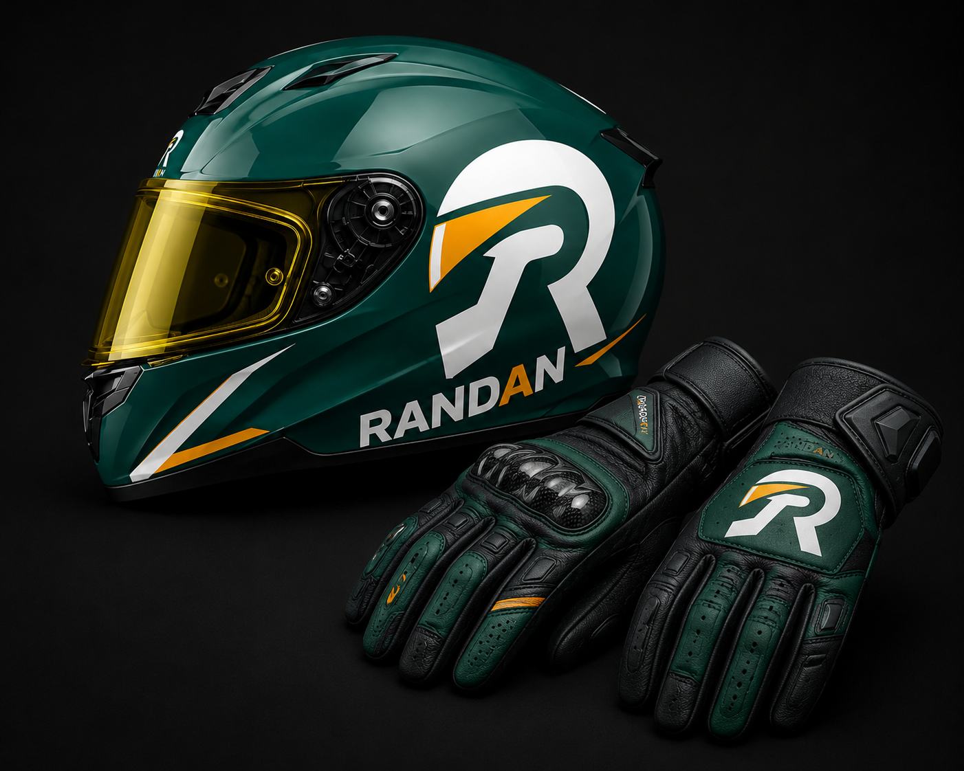 Capacete e luvas com a marca Randan